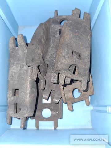 Części zamienne i akcesoria do podnośników spalinowych typu RAK - pakiet zawierający 86 poz. asort. (wg oddzielnego wykazu), w tym m.in.: bęben hamulcowy, obudowa mechanizmu różnicowego, piasty, pompy zębate, rozdzielacze RBS, zwrotnice itp. 